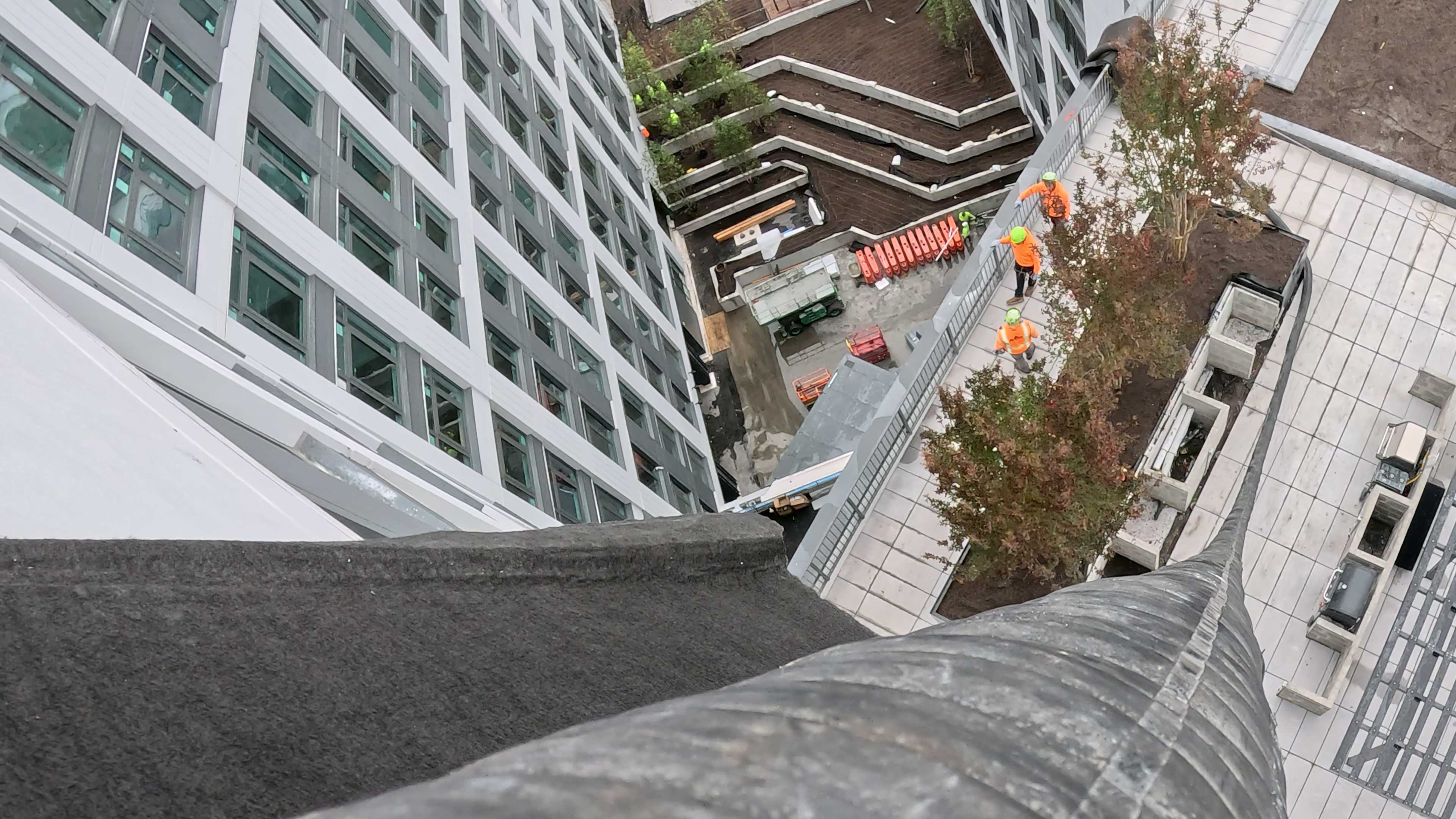 Pneumatic system delivering lightweight growing media to a rooftop green roof installation